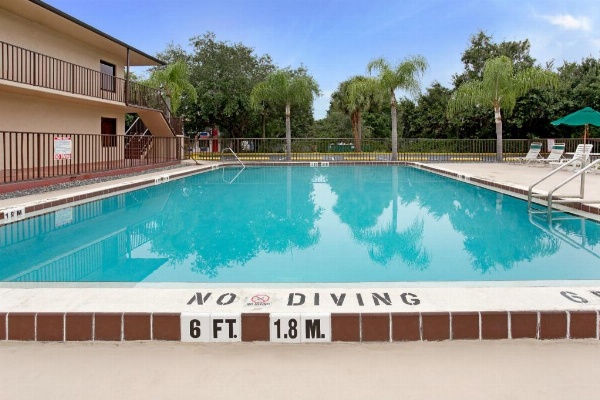 Days Inn by Wyndham Kissimmee West image 2