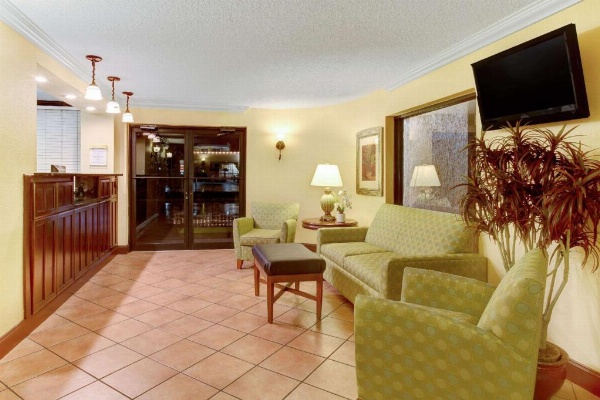 Days Inn by Wyndham Kissimmee West image 3
