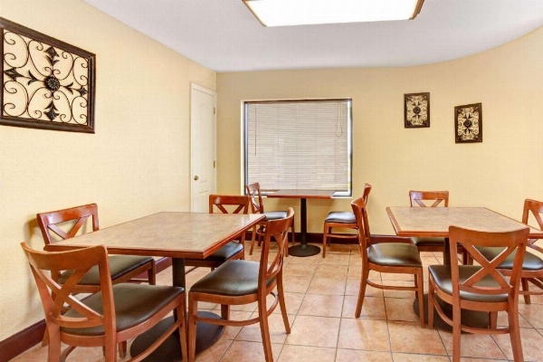 Days Inn by Wyndham Kissimmee West image 4