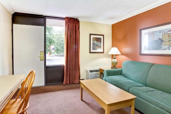Days Inn by Wyndham Kissimmee West image 8